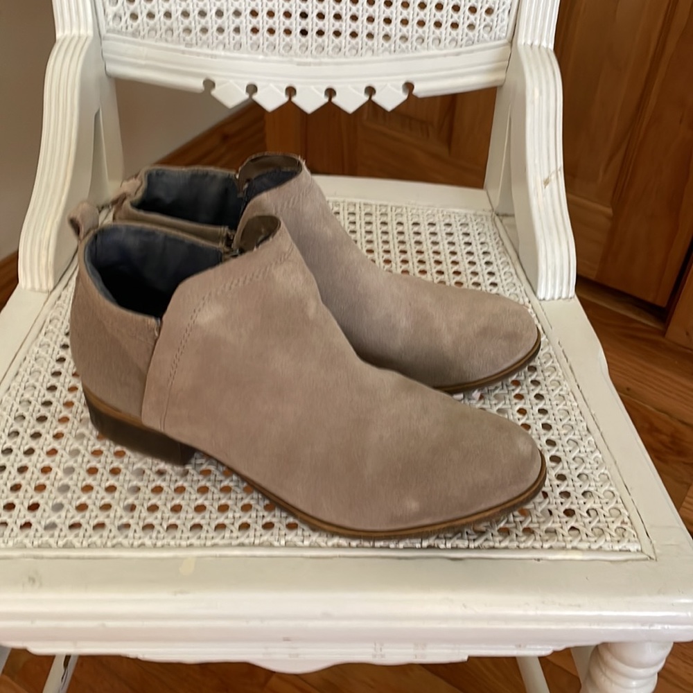 TOMS Deia Suede Taupe Booties Sz 9
